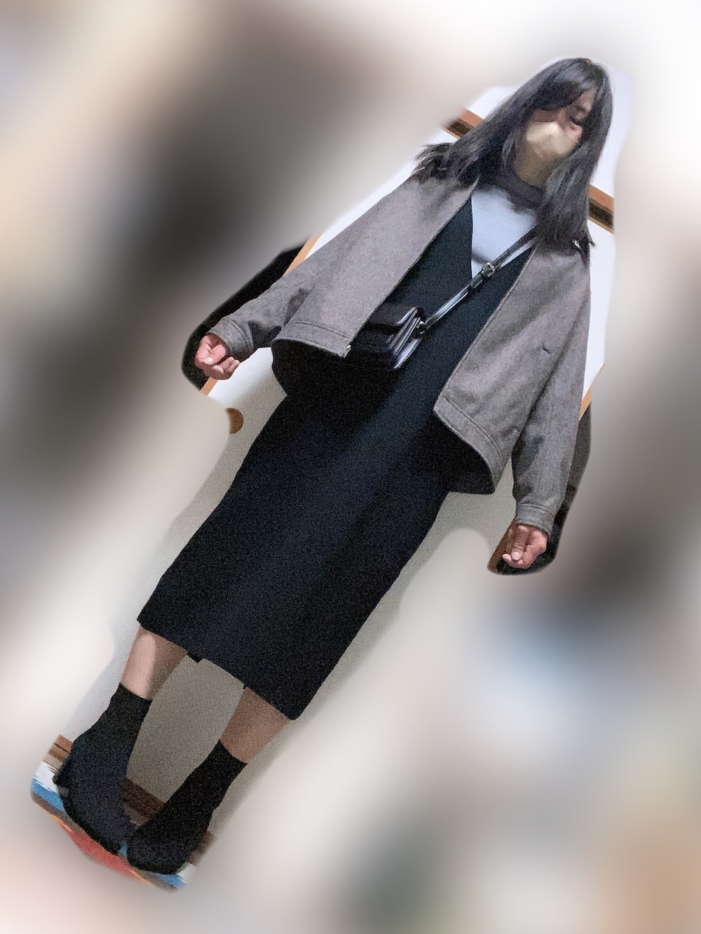 ベージュ系のブルゾン、グレー系のニット/セーター、ブラック系のジャンパースカートを着用したメンズの冬コーディネートの2枚目の写真