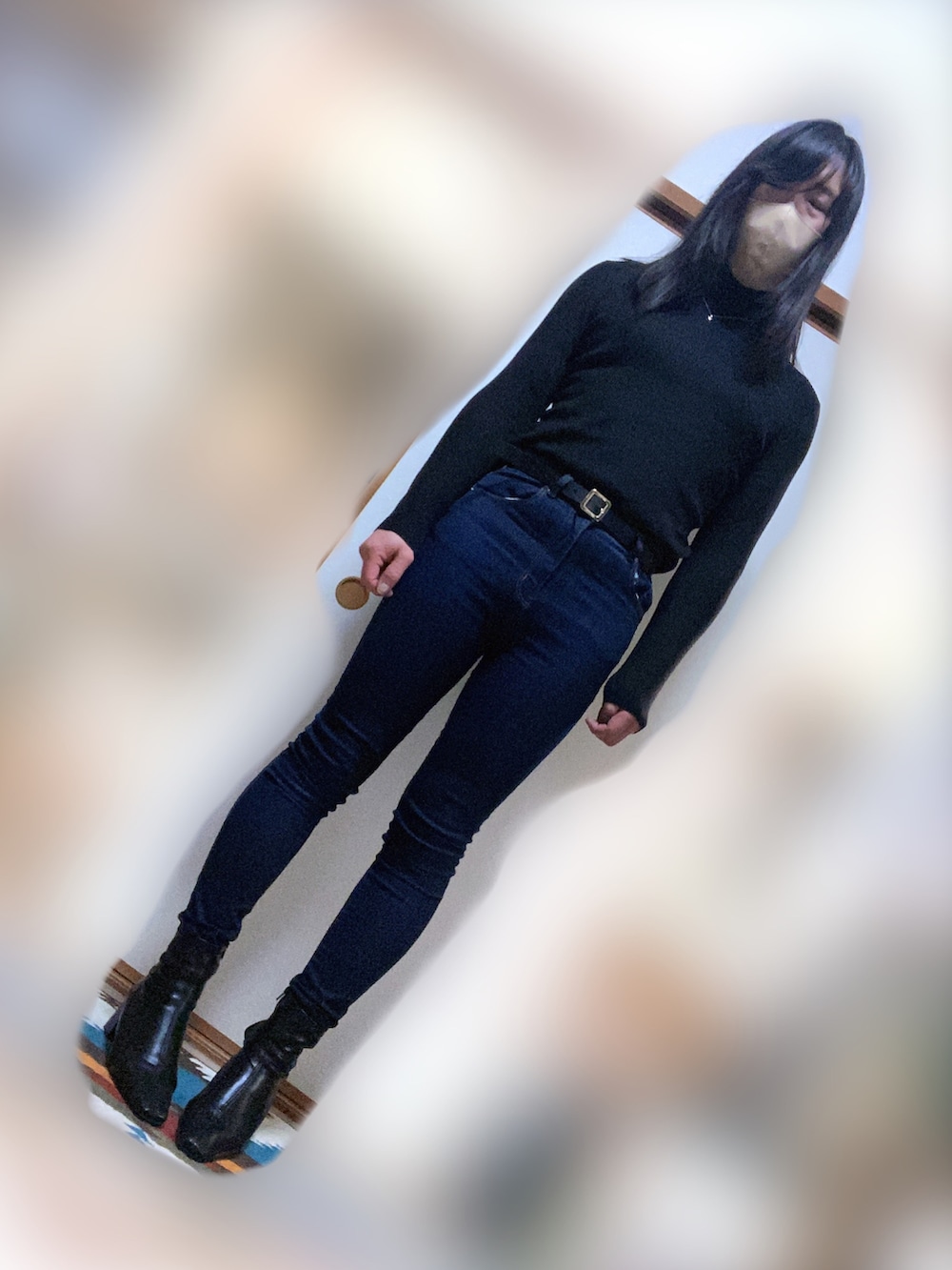 ホワイト系のステンカラーコート、ブラック系のニット/セーター、ブルー系のデニムパンツを着用したメンズの冬コーディネートの3枚目の写真