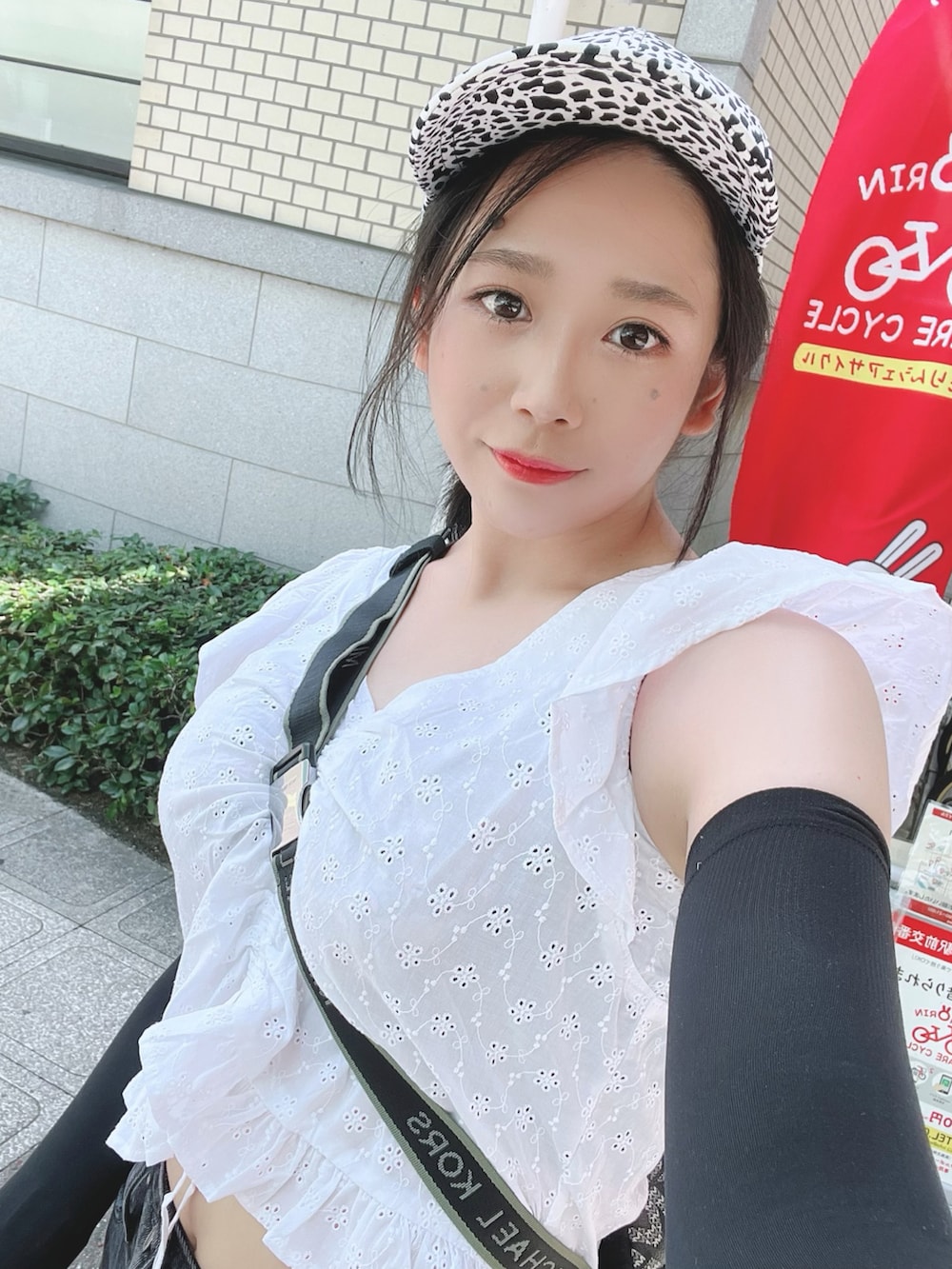 ブラック系のデニムパンツ、ピンク系のサンダル、その他のキャップを着用したレディースの夏コーディネートの2枚目の写真