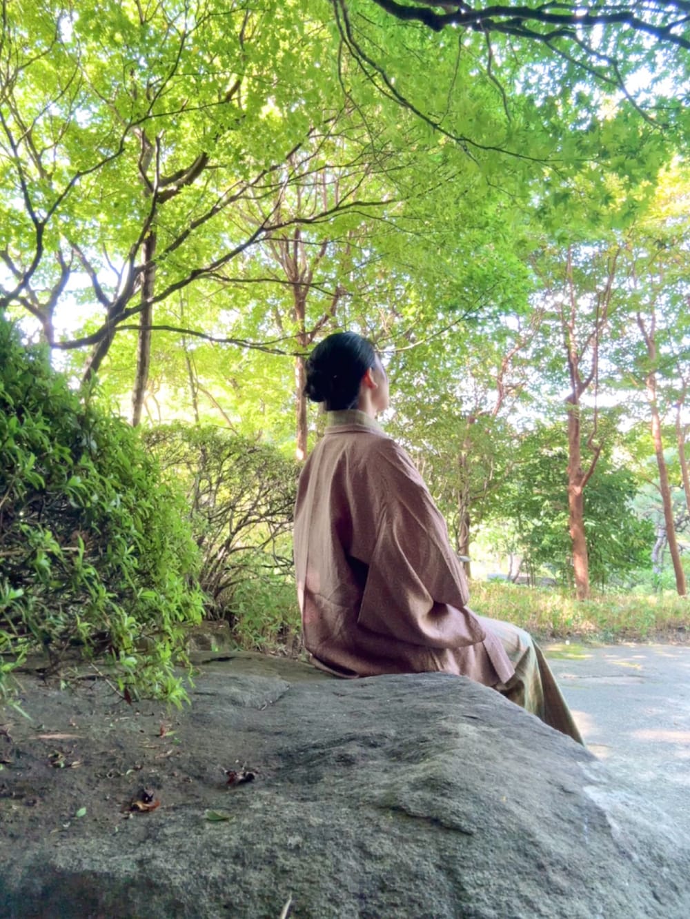 レッド系のハンドバッグ、ブラウン系のブーツを着用したレディースの秋コーディネートの3枚目の写真