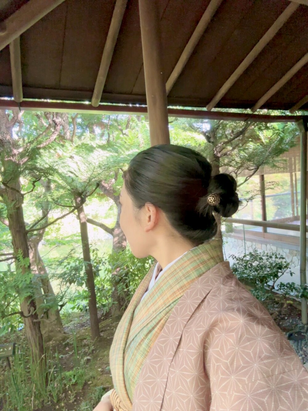 レッド系のハンドバッグ、ブラウン系のブーツを着用したレディースの秋コーディネートの5枚目の写真