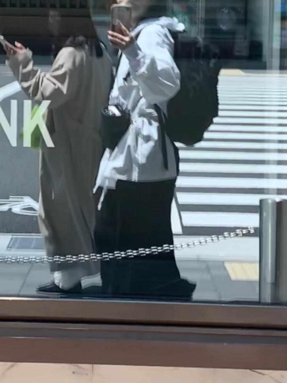 ホワイト系のその他アウターを着用したレディースの春コーディネートの3枚目の写真