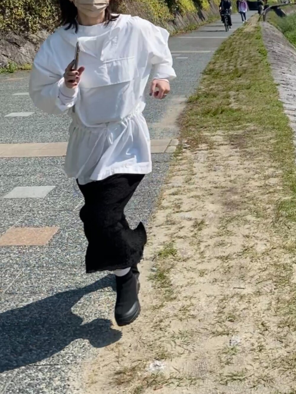 ホワイト系のその他アウターを着用したレディースの春コーディネートの2枚目の写真