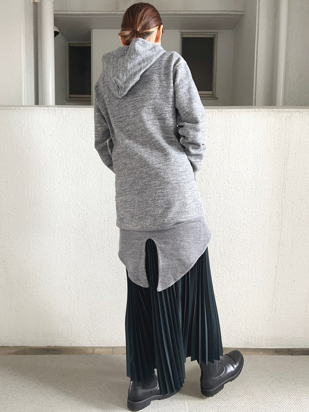 「スウェット、KAPITAL、BEAMS、プリーツスカート、サイドゴアブーツ、シンプル」｜「Demi-Luxe BEAMSのアイテム（スカート、ブラック系）」を使った、naoさん（レディース・159cm）の冬コーディネートの3枚目の写真