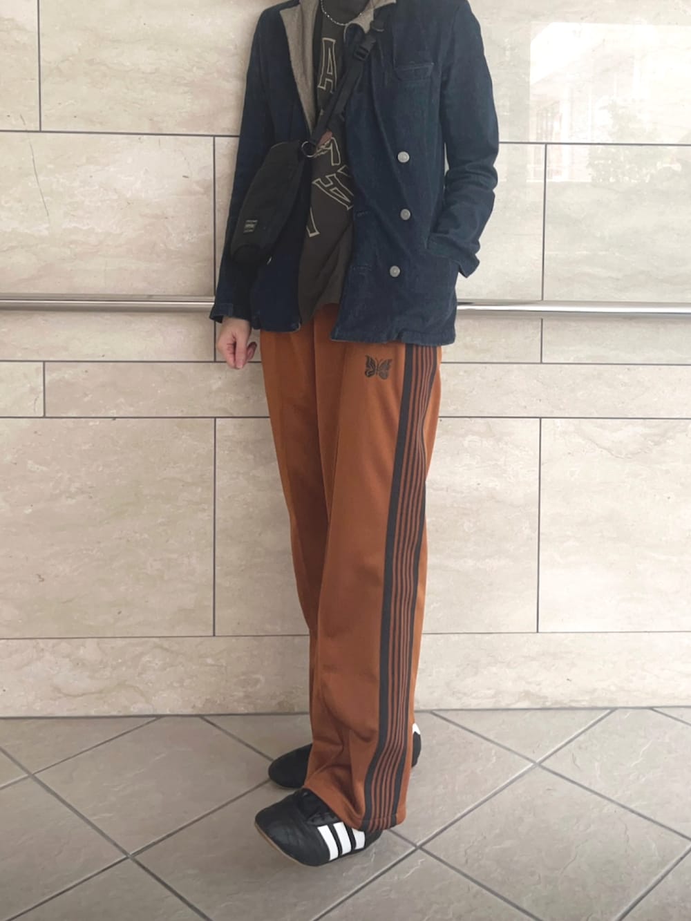 「NEEDLES、KAPITAL、デニムジャケット、PORTER、トラックパンツ」｜「NeedlesのTrack Pant - Poly Smooth（パンツ、オレンジ系）」を使った、naoさん（レディース・159cm）の冬コーディネートの2枚目の写真