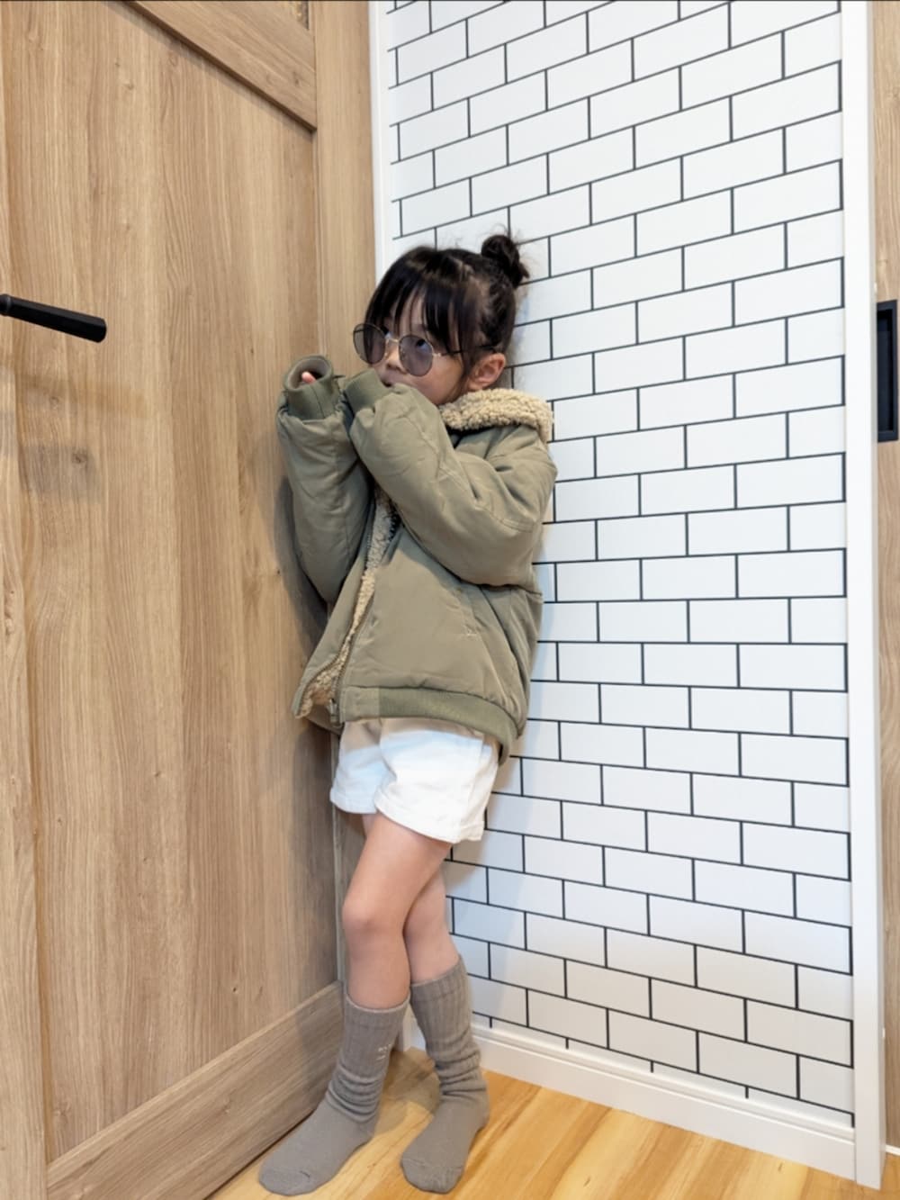 その他のブルゾン、ベージュ系のニット/セーター、ベージュ系のソックス/靴下を着用したキッズの冬コーディネートの2枚目の写真