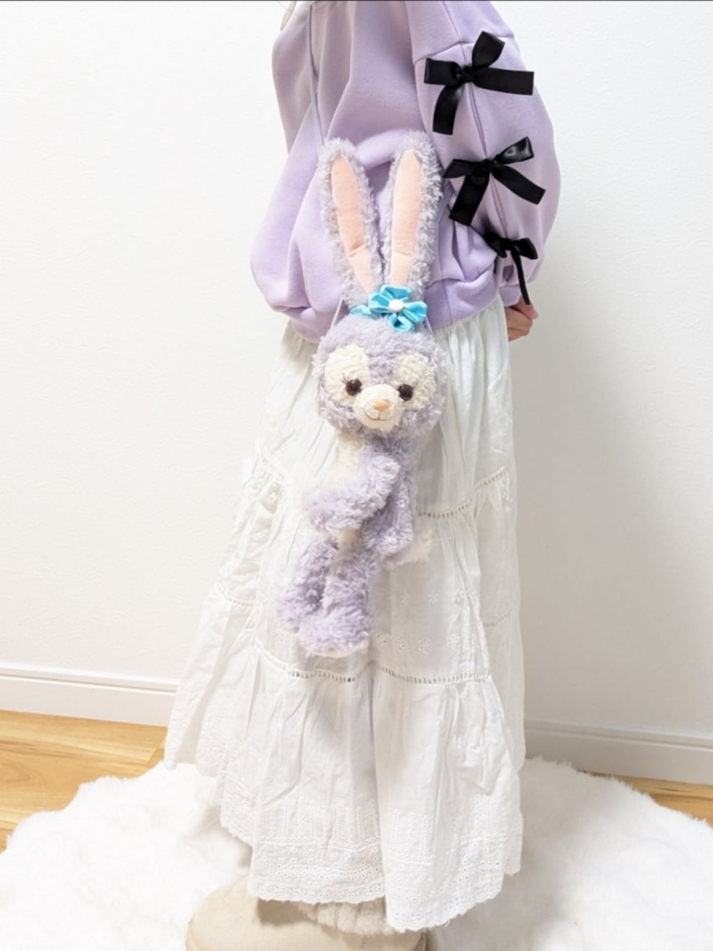 パープル系のトップス、ホワイト系のスカート、パープル系の雑貨/ホビーを着用したキッズの冬コーディネートの2枚目の写真