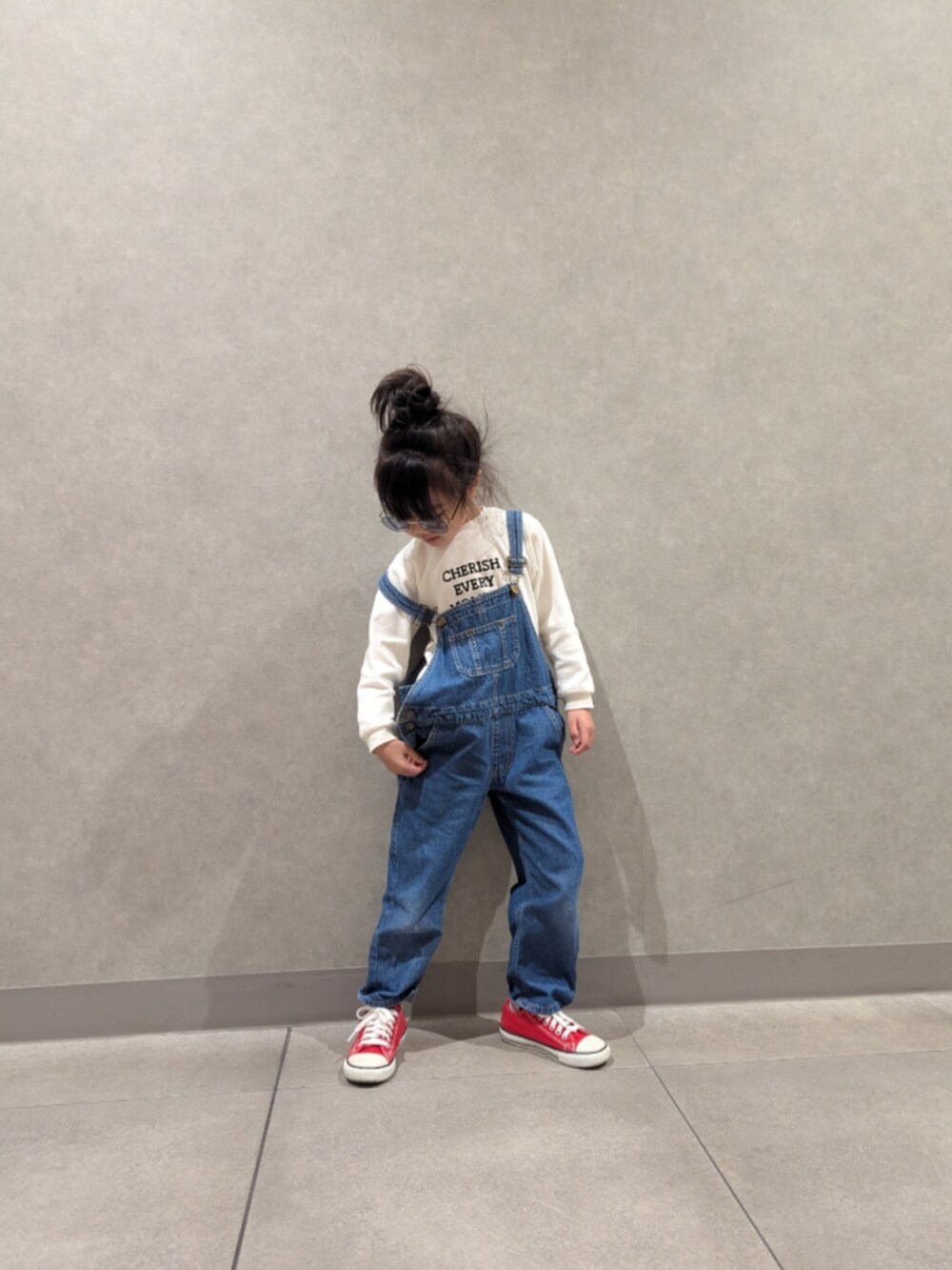 ホワイト系のTシャツ/カットソー、レッド系のスニーカーを着用したキッズの春コーディネートの3枚目の写真
