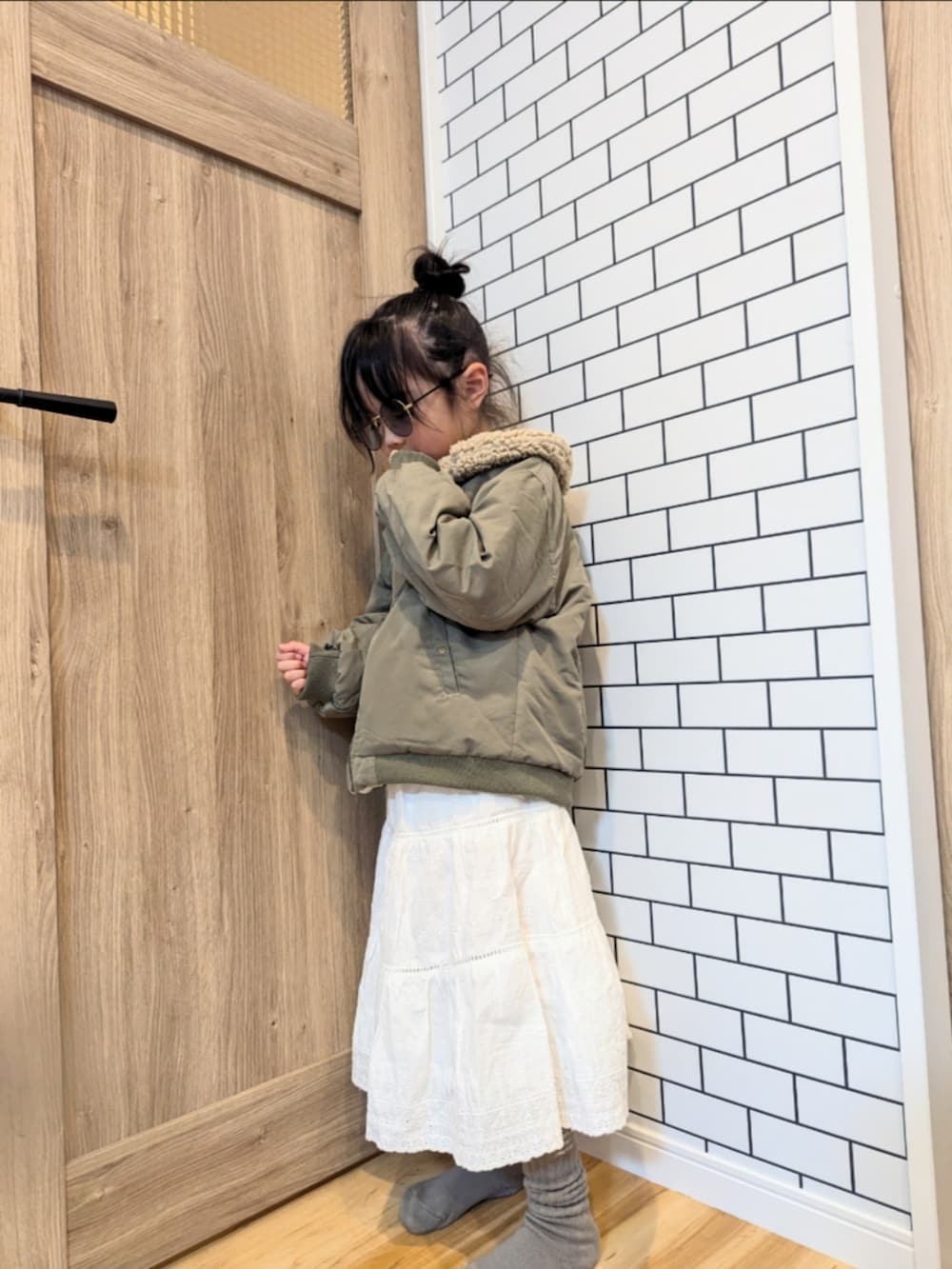 その他のブルゾン、ベージュ系のニット/セーター、ベージュ系のソックス/靴下を着用したキッズの冬コーディネートの3枚目の写真