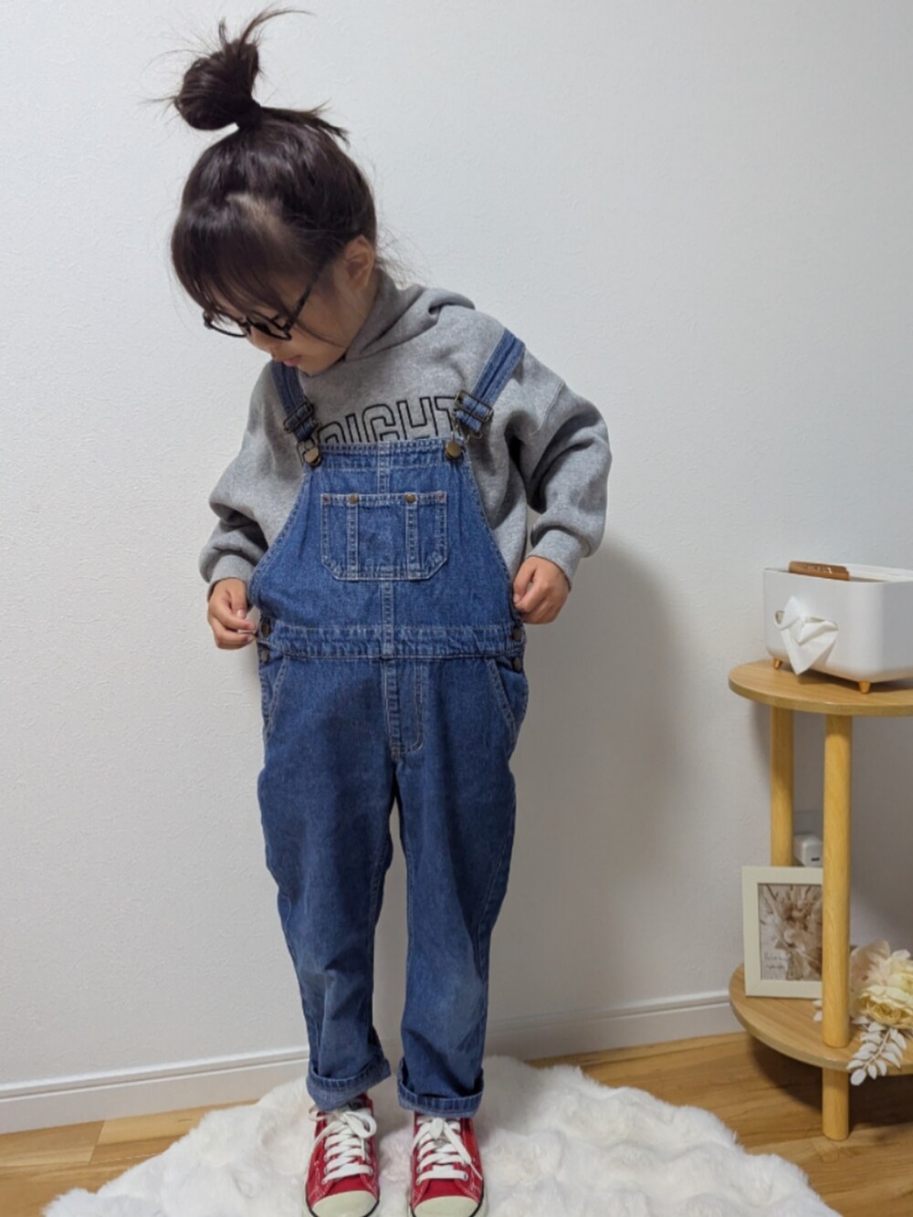 レッド系のスニーカー、グレー系のパーカーを着用したキッズの春コーディネートの2枚目の写真