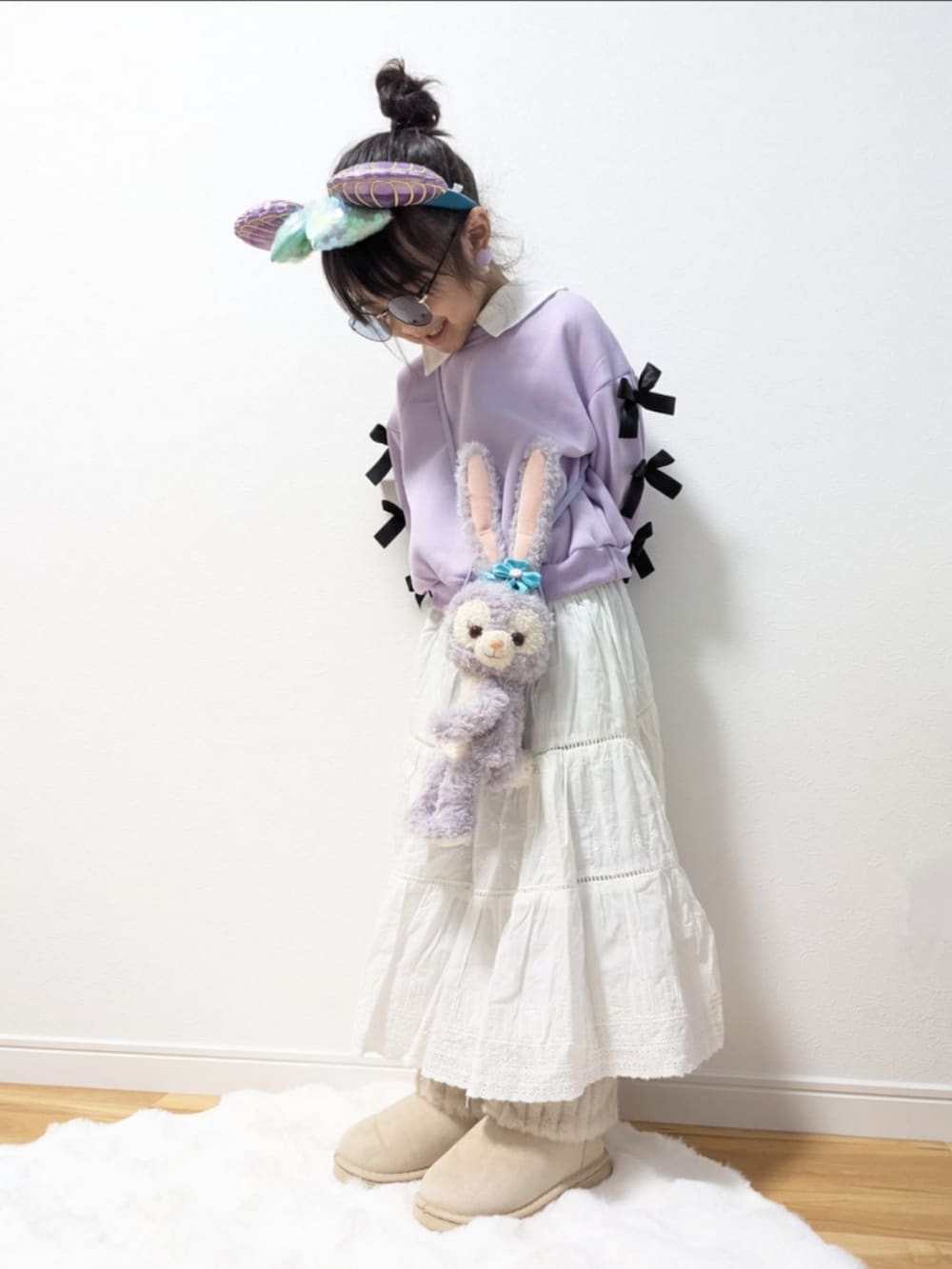 パープル系のトップス、ホワイト系のスカート、パープル系の雑貨/ホビーを着用したキッズの冬コーディネートの3枚目の写真