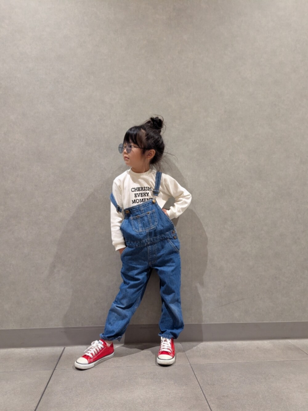 ホワイト系のTシャツ/カットソー、レッド系のスニーカーを着用したキッズの春コーディネートの2枚目の写真