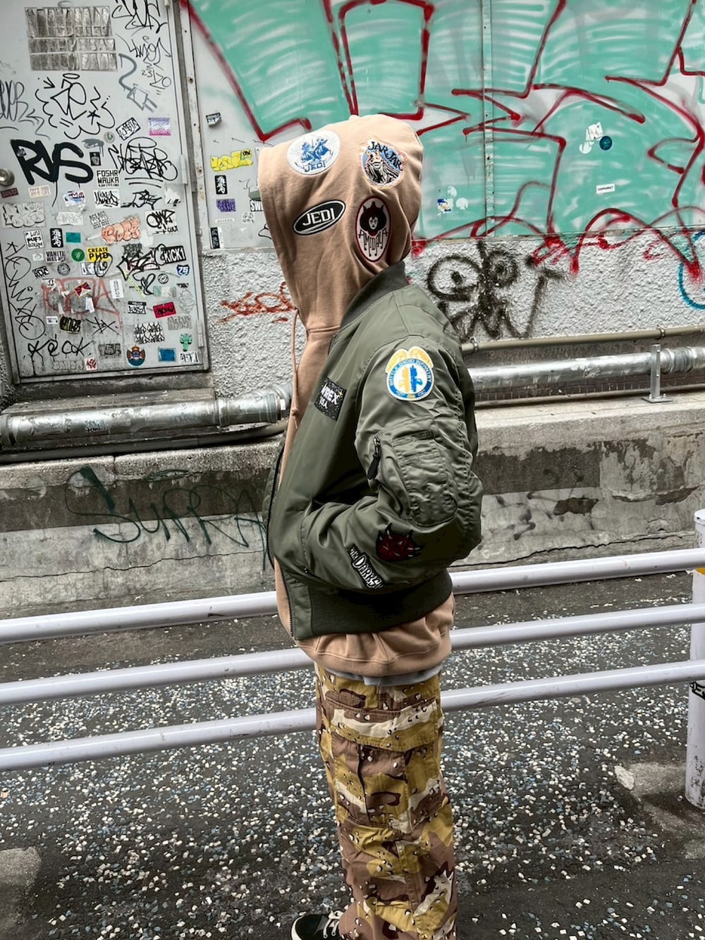 その他のカーゴパンツ、ベージュ系のパーカー、グリーン系のMA-1を着用したメンズの春コーディネートの3枚目の写真