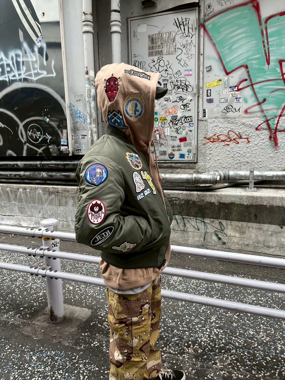 その他のカーゴパンツ、ベージュ系のパーカー、グリーン系のMA-1を着用したメンズの春コーディネートの2枚目の写真