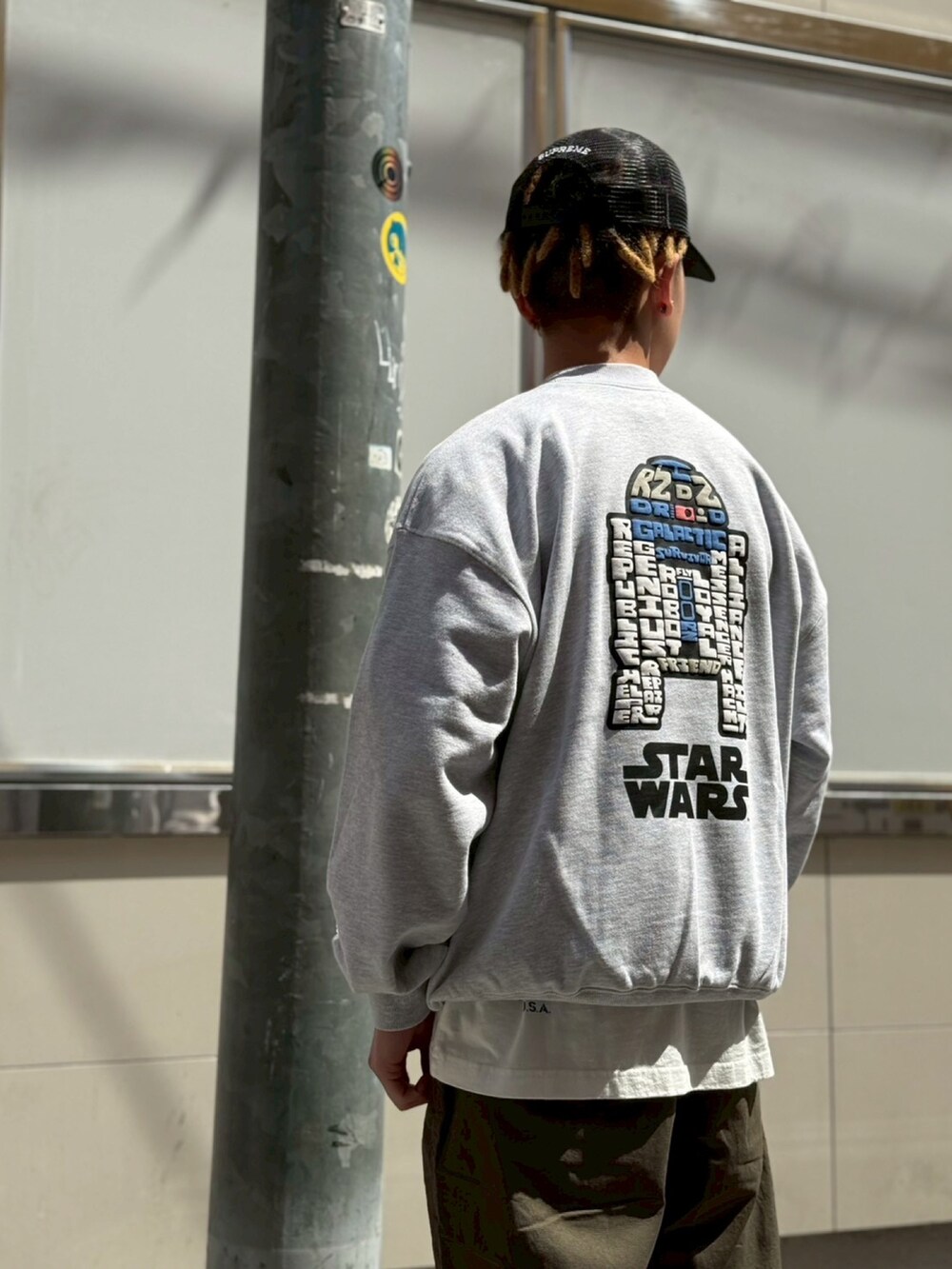 グリーン系のその他パンツ、グレー系のスウェット、ホワイト系のTシャツ/カットソーを着用したメンズの春コーディネートの2枚目の写真