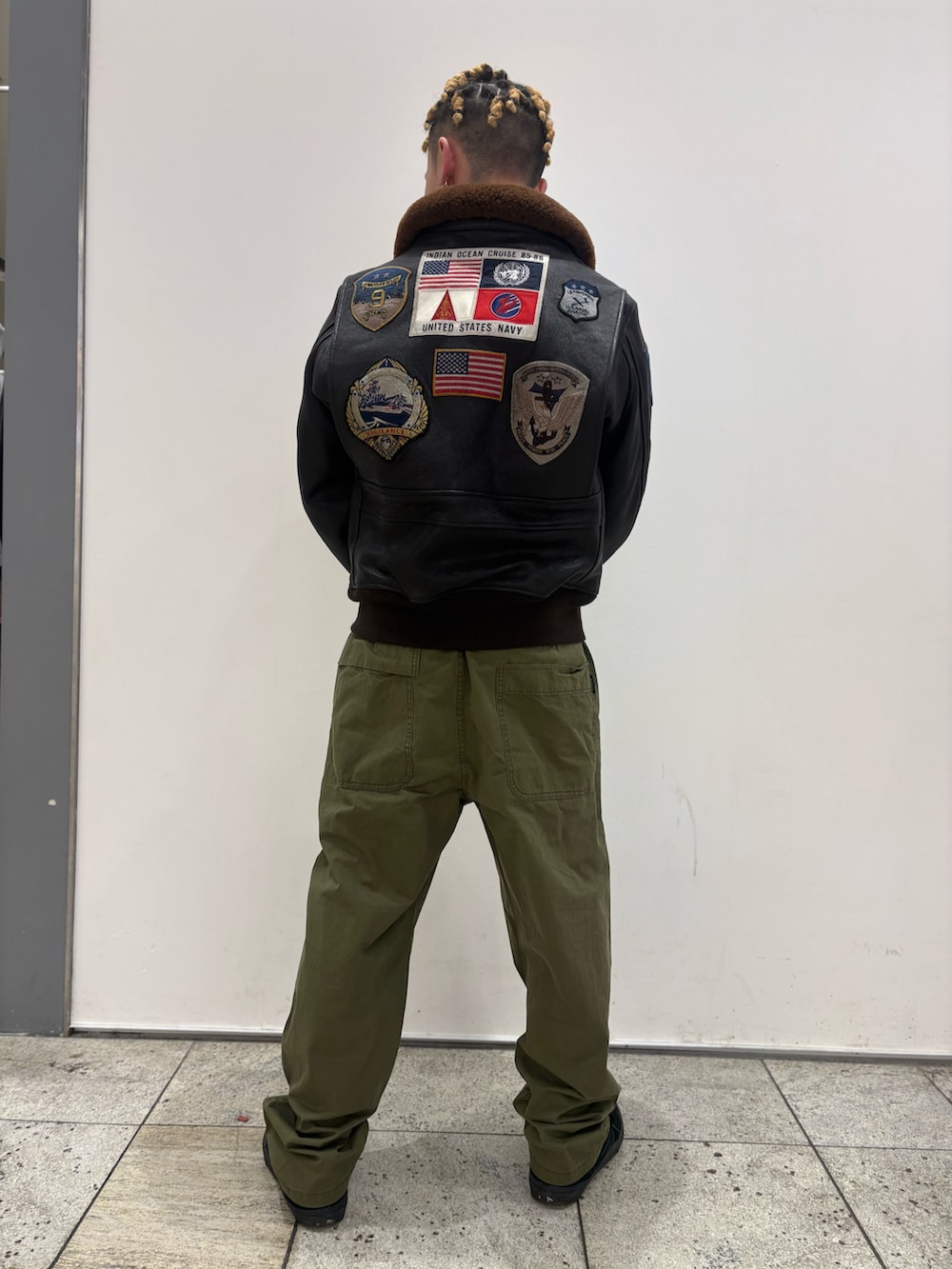 グリーン系のつなぎ/オールインワン、ブラウン系のミリタリージャケットを着用したメンズの春コーディネートの3枚目の写真