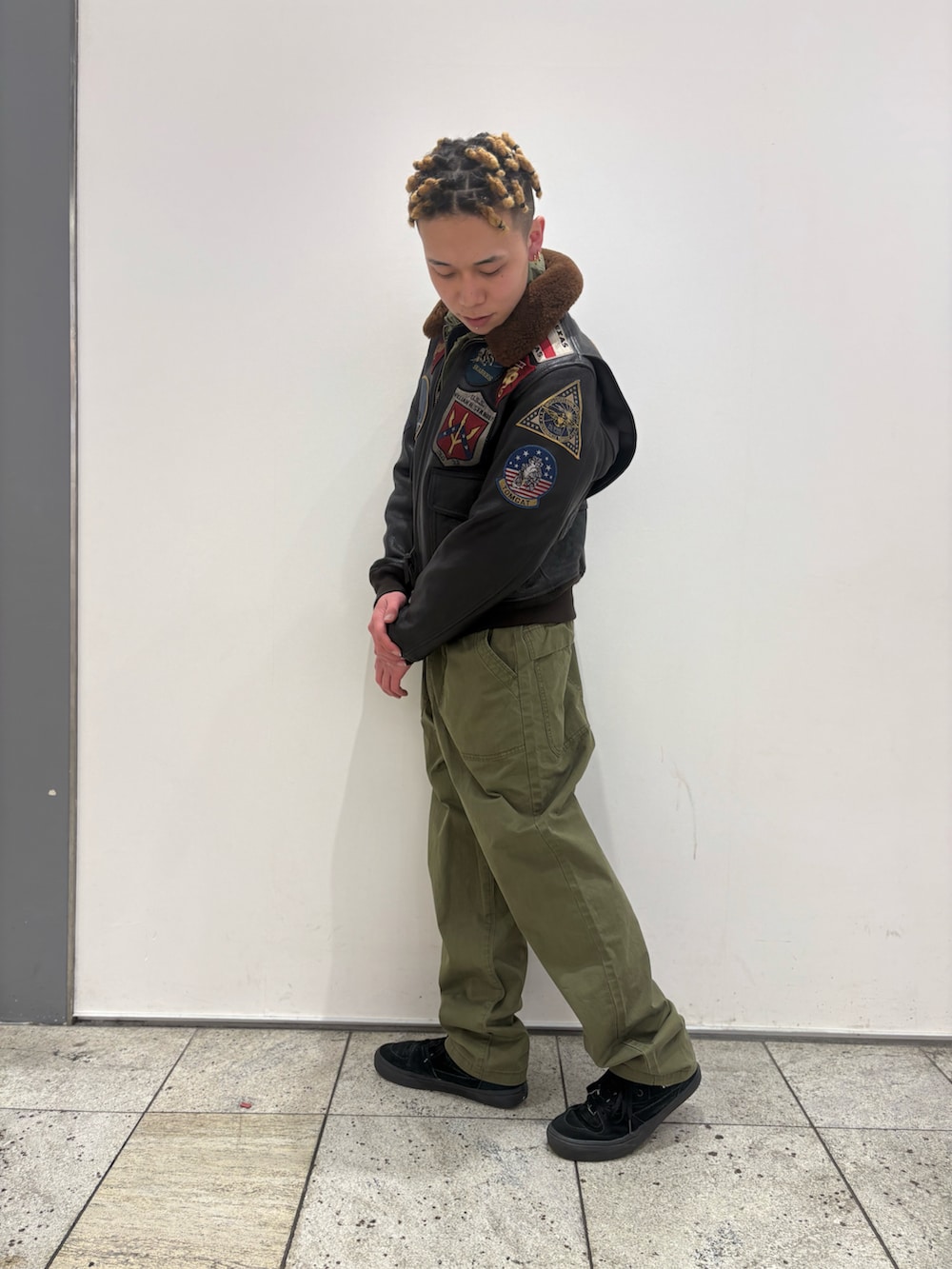 グリーン系のつなぎ/オールインワン、ブラウン系のミリタリージャケットを着用したメンズの春コーディネートの2枚目の写真