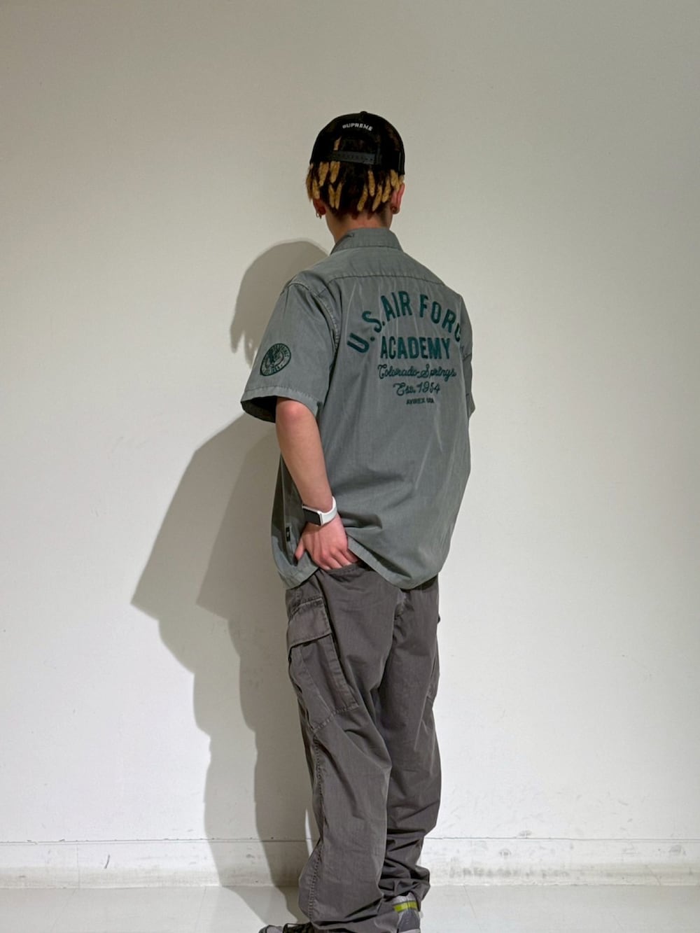 グリーン系のシャツ/ブラウス、ブラウン系のカーゴパンツを着用したメンズの春コーディネートの2枚目の写真