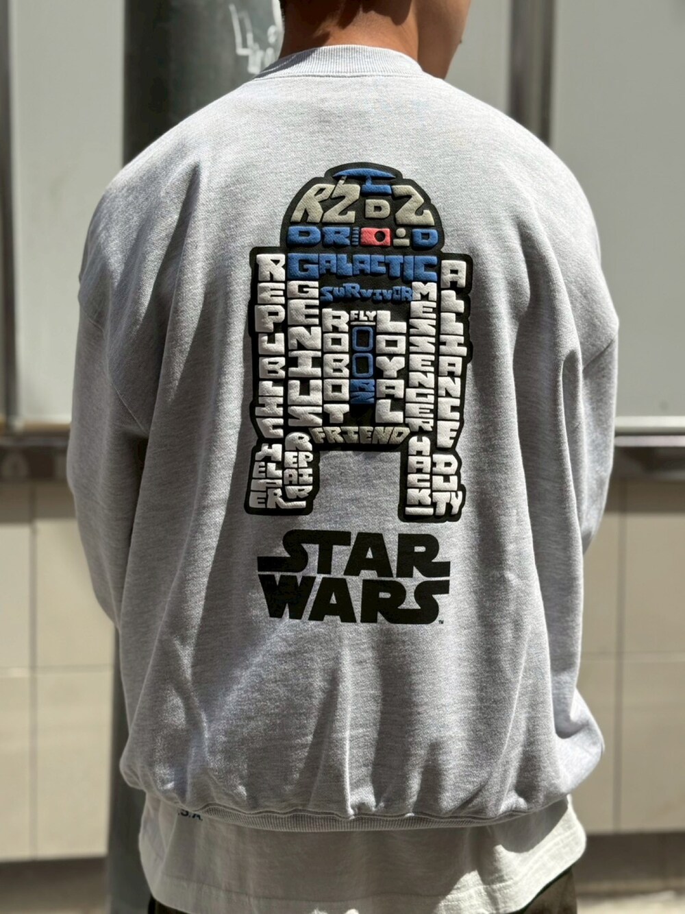 グリーン系のその他パンツ、グレー系のスウェット、ホワイト系のTシャツ/カットソーを着用したメンズの春コーディネートの3枚目の写真