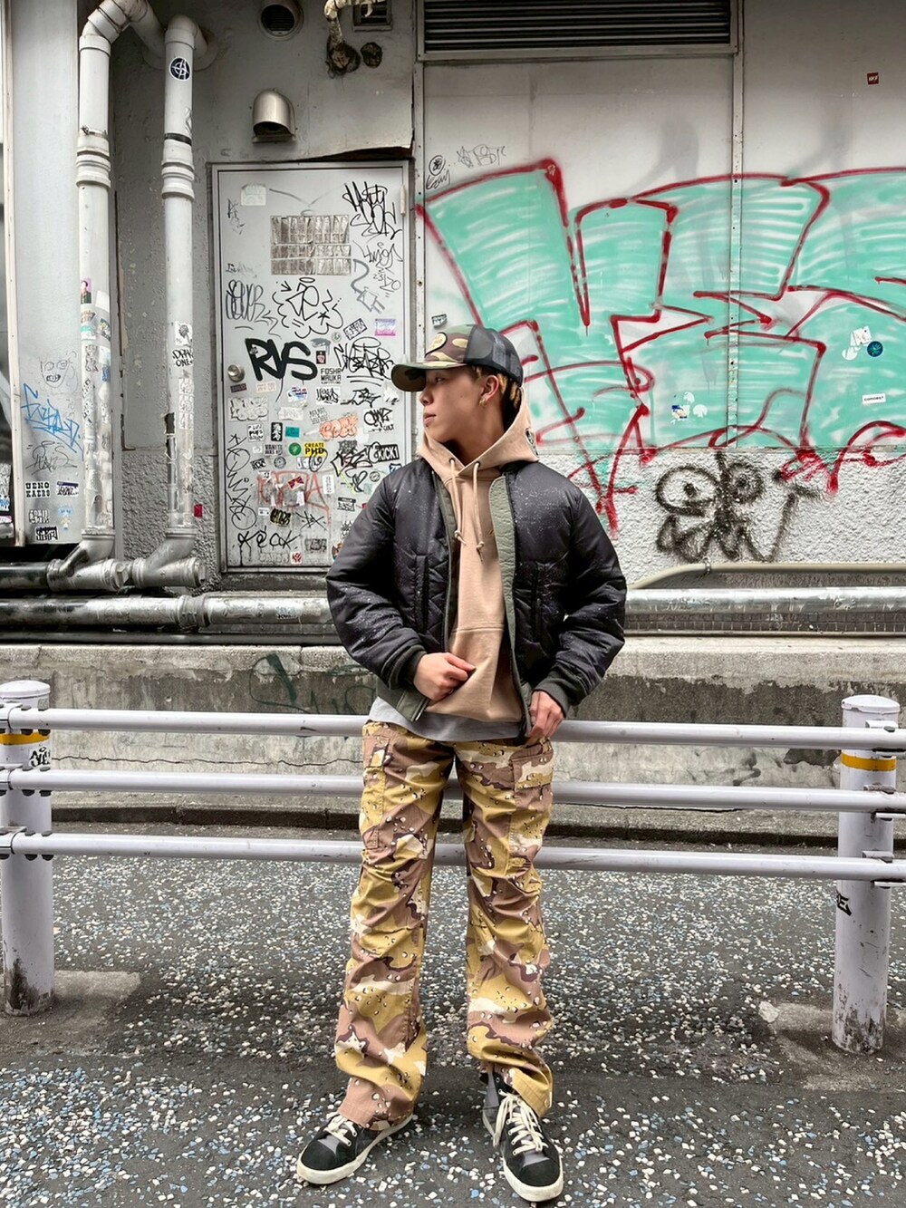 その他のカーゴパンツ、ベージュ系のパーカー、グリーン系のMA-1を着用したメンズの春コーディネートの4枚目の写真