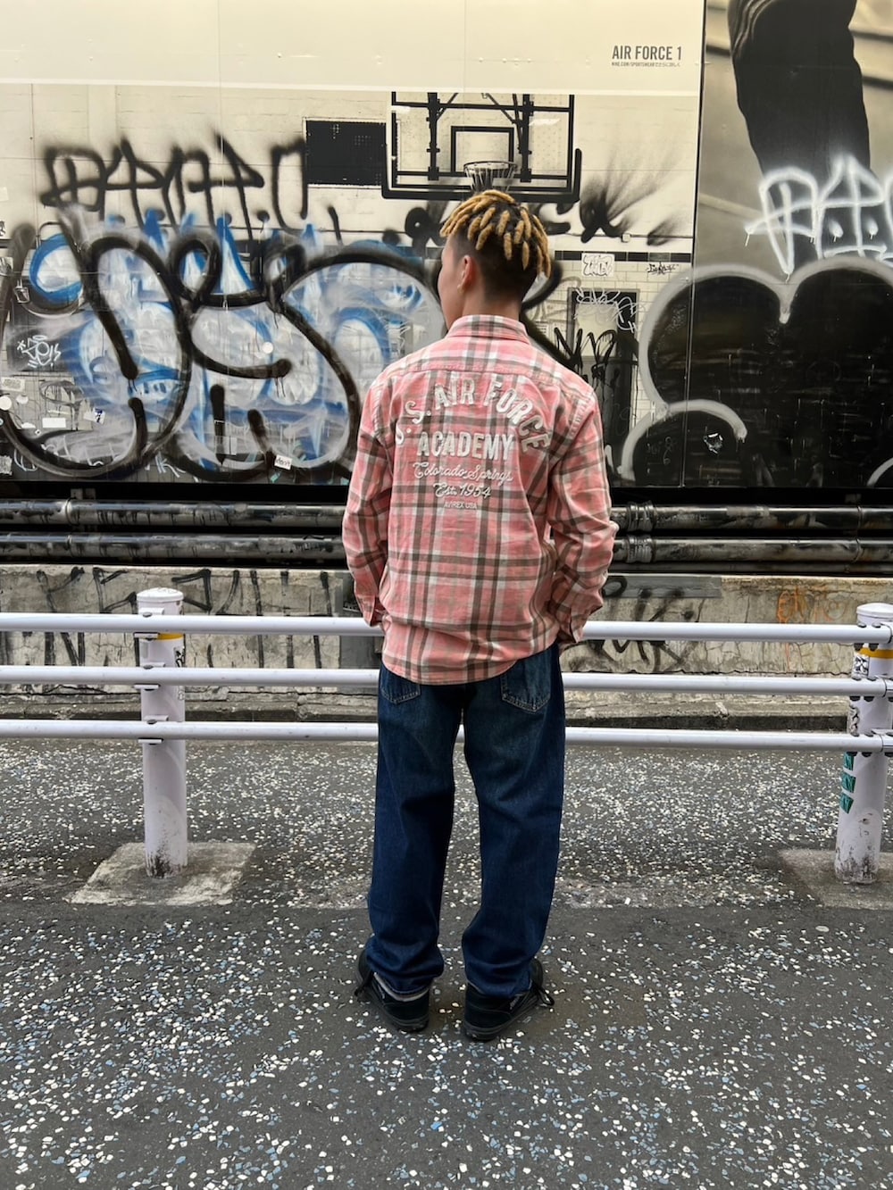 ピンク系のシャツ/ブラウスを着用したメンズの冬コーディネートの2枚目の写真