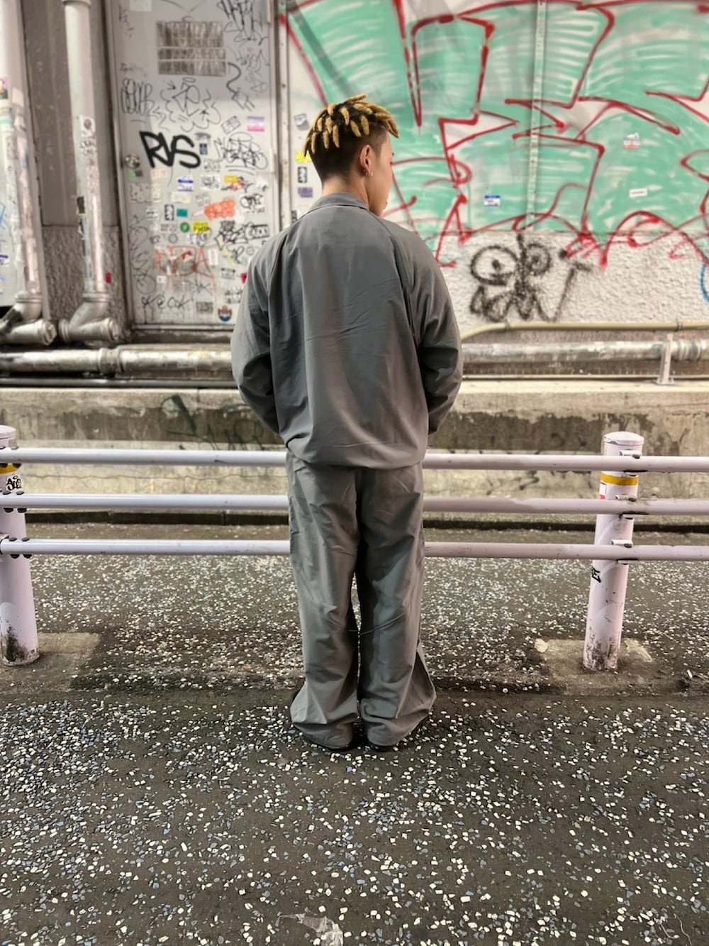 グレー系のナイロンジャケット、グレー系のその他パンツを着用したメンズの冬コーディネートの2枚目の写真