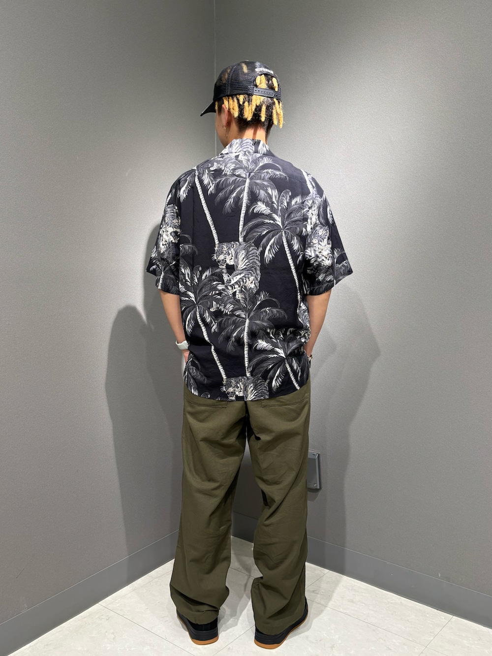 ブラック系のシャツ/ブラウス、グリーン系のその他パンツ、ブラック系のスニーカーを着用したメンズの春コーディネートの2枚目の写真