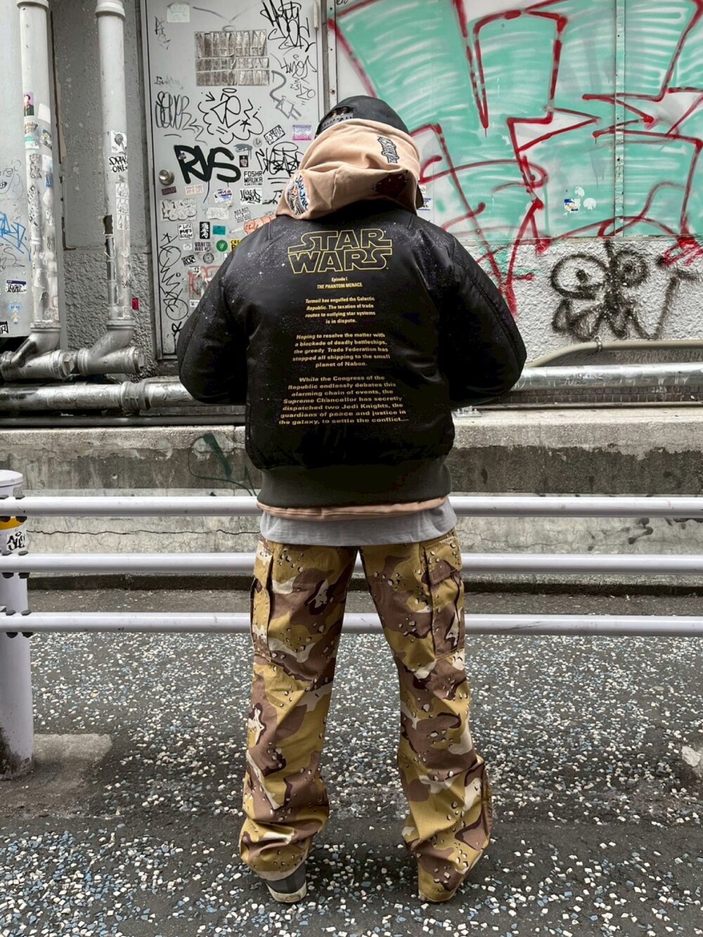 その他のカーゴパンツ、ベージュ系のパーカー、グリーン系のMA-1を着用したメンズの春コーディネートの5枚目の写真