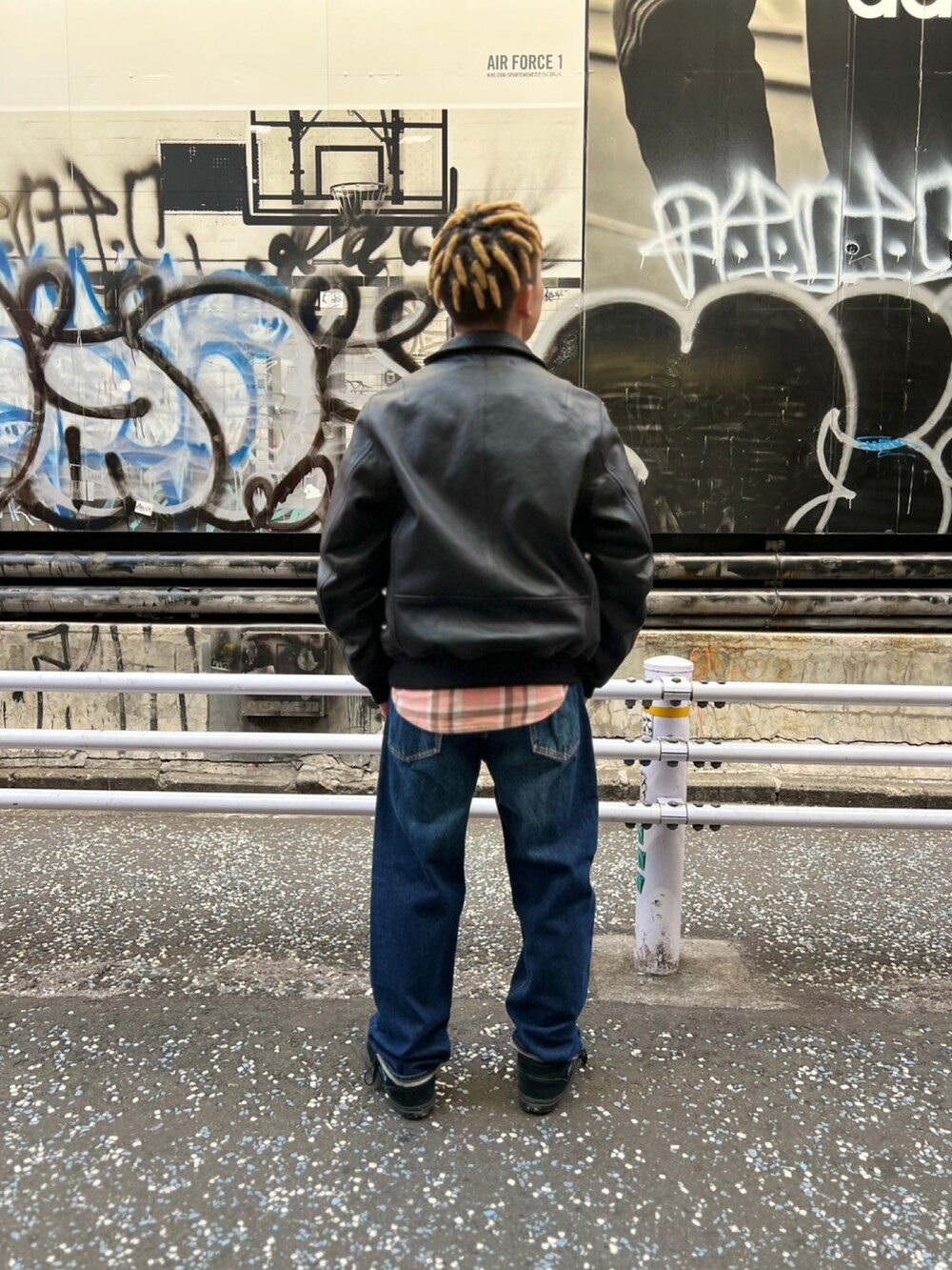 ピンク系のシャツ/ブラウスを着用したメンズの冬コーディネートの2枚目の写真