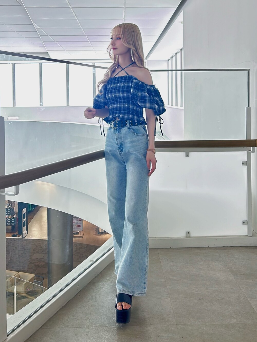 ブルー系のシャツ/ブラウス、ブルー系のデニムパンツを着用したレディースの春コーディネートの2枚目の写真