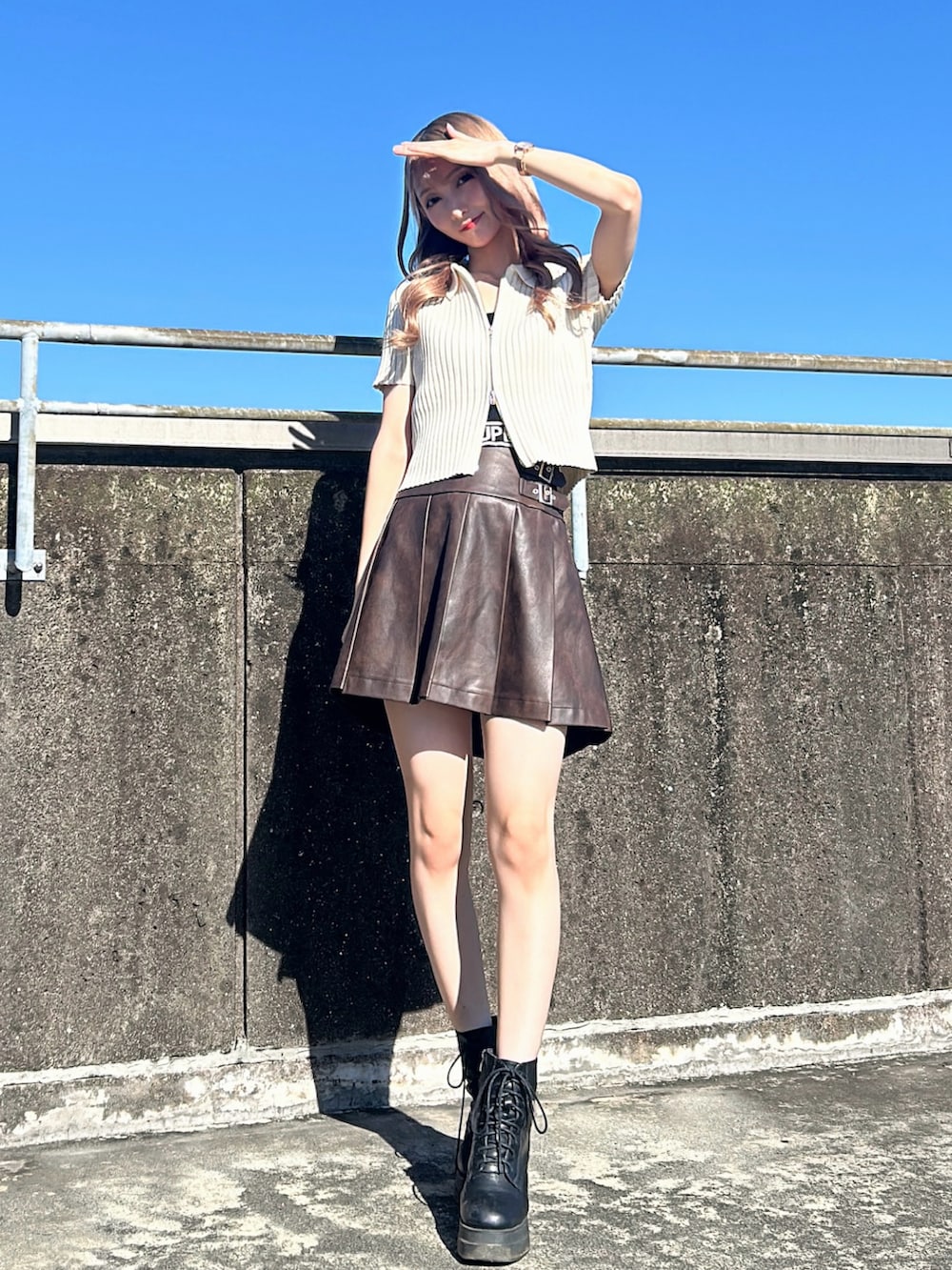ホワイト系のカーディガン/ボレロ、ブラウン系のスカートを着用したレディースの夏コーディネートの2枚目の写真