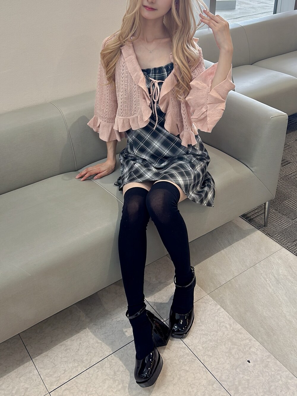ブラック系のワンピース、ピンク系のカーディガン/ボレロ、ブラック系のショルダーバッグを着用したレディースの夏コーディネートの3枚目の写真