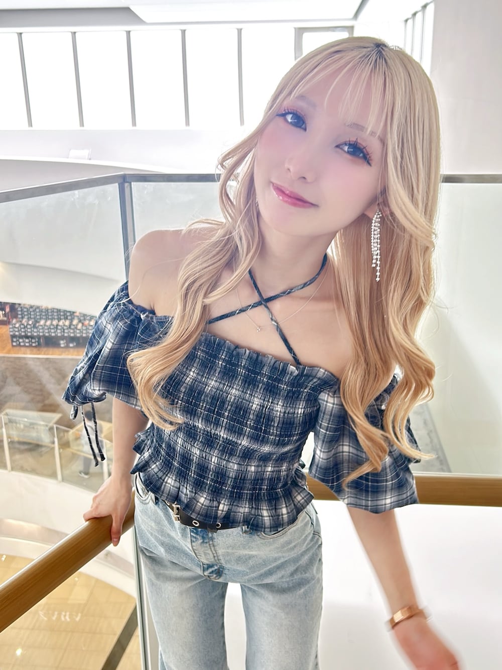 ブルー系のシャツ/ブラウス、ブルー系のデニムパンツを着用したレディースの春コーディネートの3枚目の写真