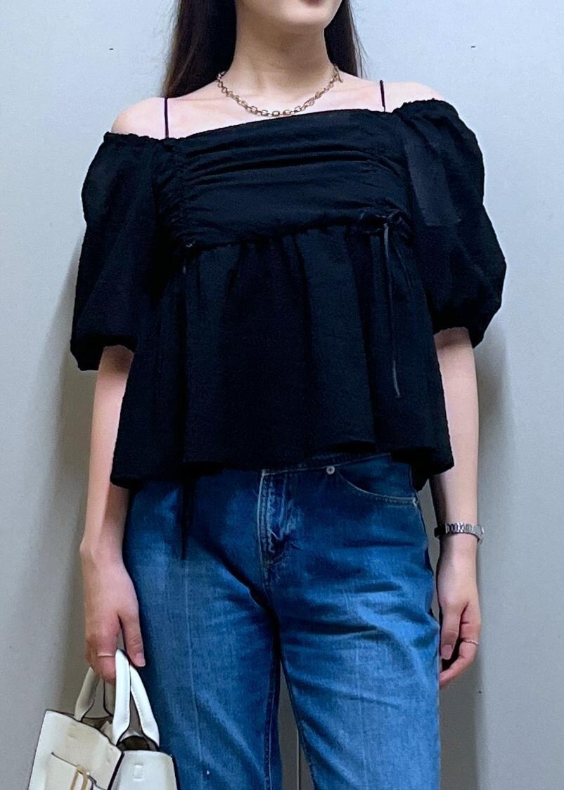 シルバー系のパンプス、ホワイト系のキャミソール、ブラック系のシャツ/ブラウスを着用したレディースの夏コーディネートの2枚目の写真