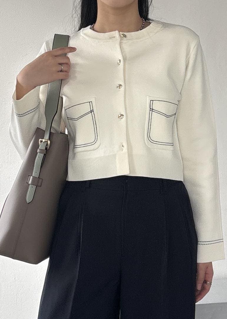 ブルー系のその他パンツ、ホワイト系のカーディガン/ボレロを着用したレディースの冬コーディネートの5枚目の写真