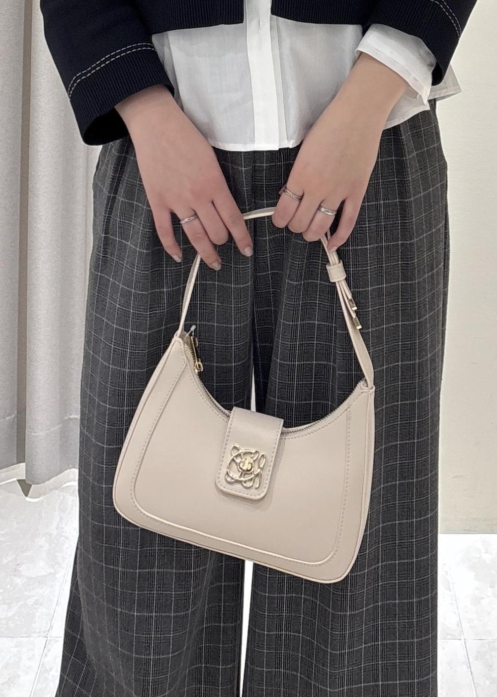 グレー系のその他パンツ、ホワイト系のショルダーバッグ、ブラック系のローファーを着用したレディースの冬コーディネートの9枚目の写真