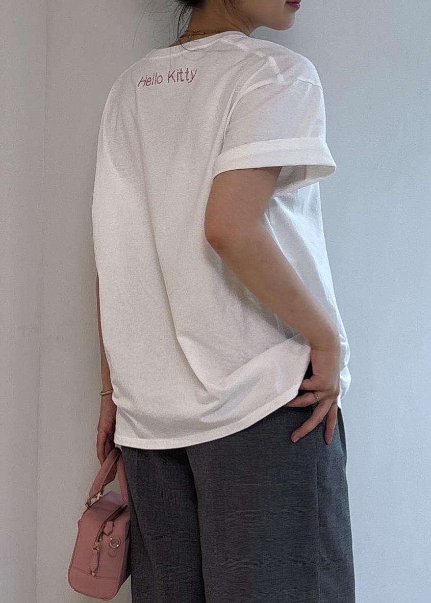 ピンク系のボストンバッグ、ブラック系のパンプス、ホワイト系のTシャツ/カットソーを着用したレディースの夏コーディネートの8枚目の写真