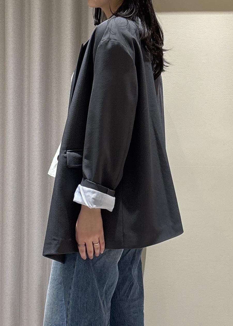 ブラック系のショルダーバッグ、ブルー系のデニムパンツ、ホワイト系のニット/セーターを着用したレディースの春コーディネートの9枚目の写真