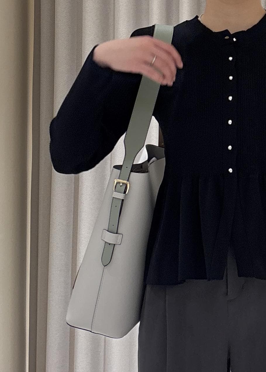 グレー系のトートバッグ、ブラック系のパンプス、ブルー系のカーディガン/ボレロを着用したレディースの春コーディネートの8枚目の写真