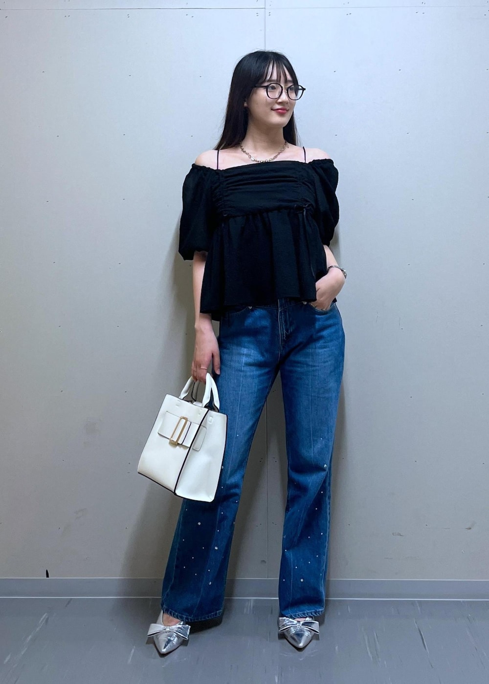 シルバー系のパンプス、ホワイト系のキャミソール、ブラック系のシャツ/ブラウスを着用したレディースの夏コーディネートの6枚目の写真