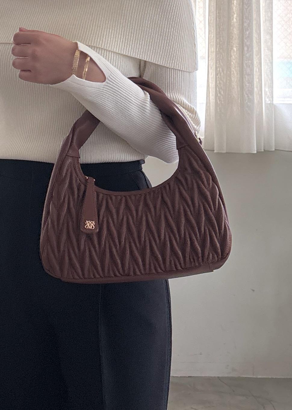 「visbag2025、初秋コーデ、秋コーデ、お仕事コーデ、デートコーデ、お出かけコーデ、旅行コーデ、女子会コーデ、パンツスタイル、きれいめコーデ、VIS、ナチュラル、ブルべ冬、混合、高身長」｜「JuzeのTストラップリボンパンプス（パンプス、イエロー系）」を使った、saraさん（レディース・165cm）の夏コーディネートの3枚目の写真