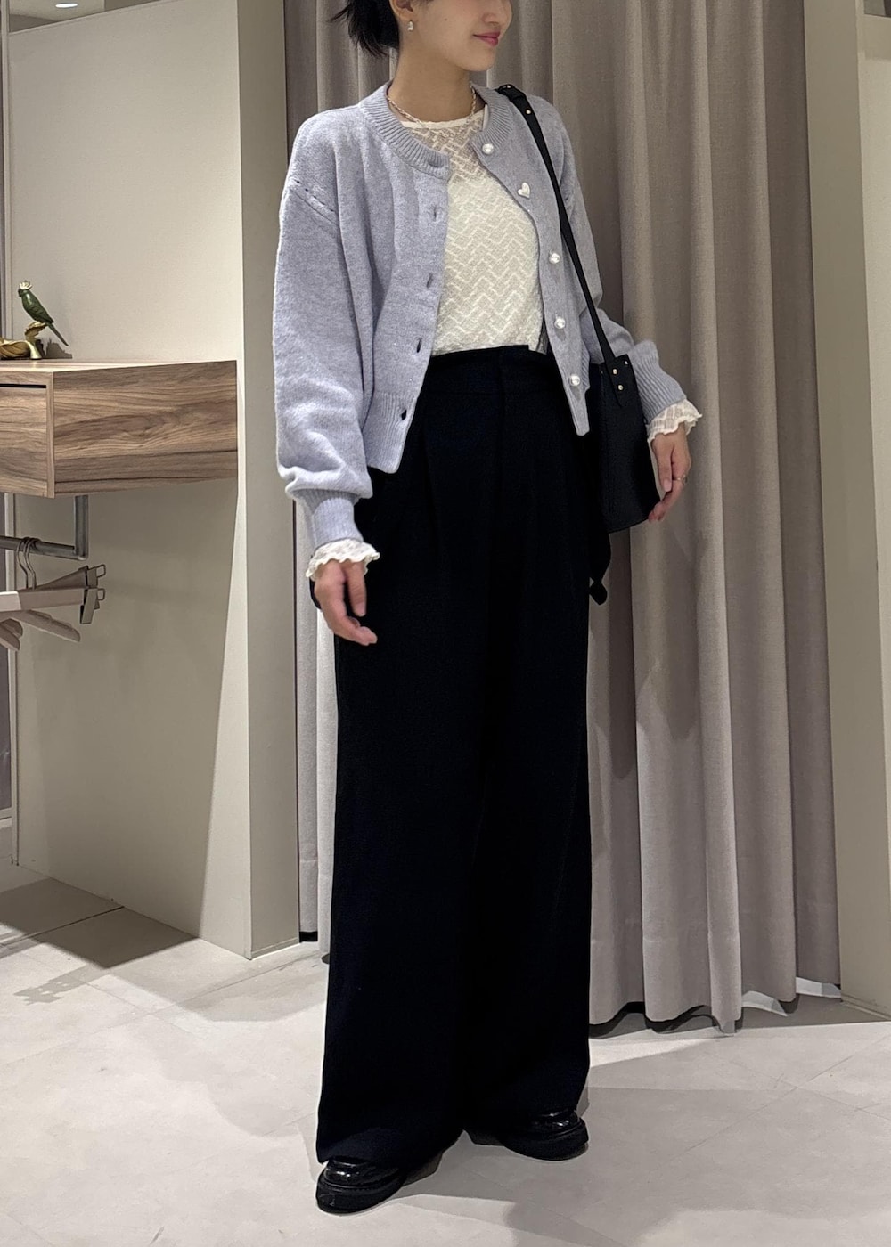 ホワイト系のTシャツ/カットソー、ブラック系のその他パンツ、パープル系のカーディガン/ボレロを着用したレディースの秋コーディネートの2枚目の写真