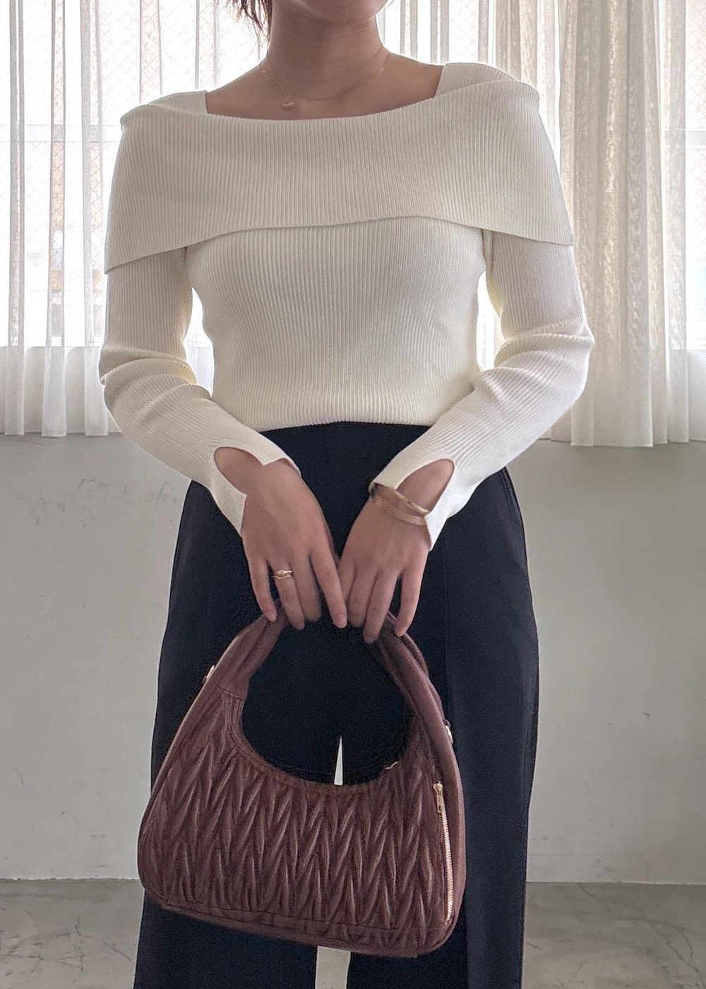 「visbag2025、初秋コーデ、秋コーデ、お仕事コーデ、デートコーデ、お出かけコーデ、旅行コーデ、女子会コーデ、パンツスタイル、きれいめコーデ、VIS、ナチュラル、ブルべ冬、混合、高身長」｜「JuzeのTストラップリボンパンプス（パンプス、イエロー系）」を使った、saraさん（レディース・165cm）の夏コーディネートの2枚目の写真