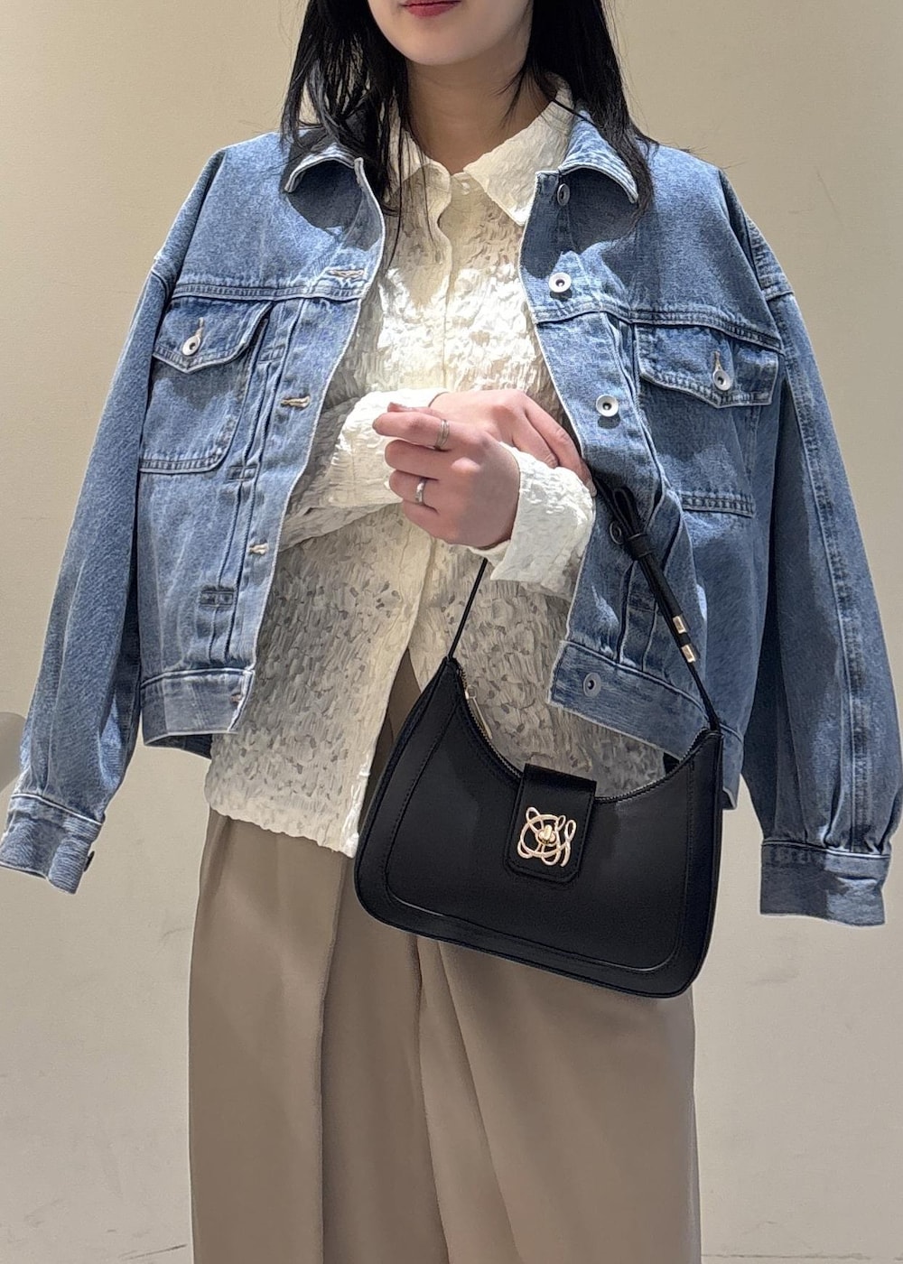 ブラック系のショルダーバッグ、ブラック系のローファー、ホワイト系のシャツ/ブラウスを着用したレディースの冬コーディネートの7枚目の写真