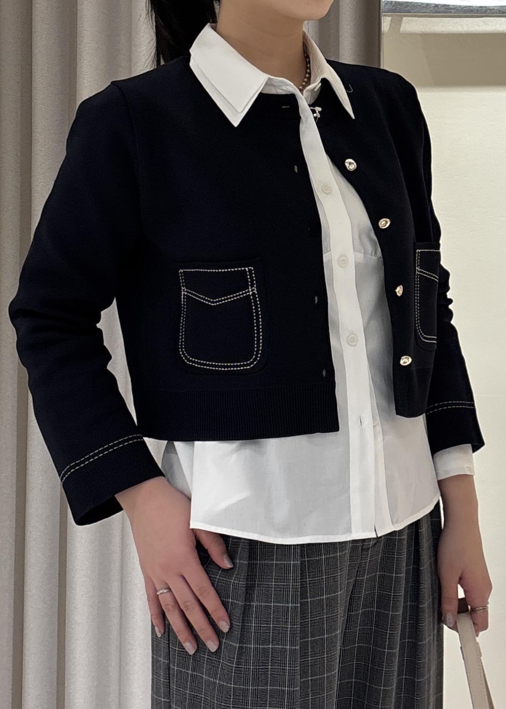 グレー系のその他パンツ、ホワイト系のショルダーバッグ、ブラック系のローファーを着用したレディースの冬コーディネートの4枚目の写真