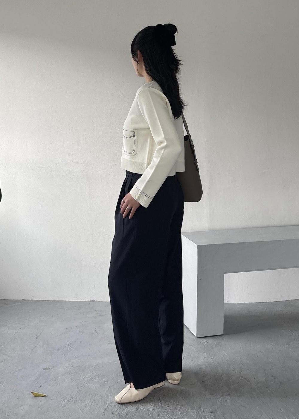 ブルー系のその他パンツ、ホワイト系のカーディガン/ボレロを着用したレディースの冬コーディネートの2枚目の写真