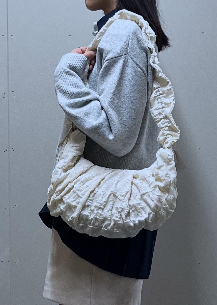 ブルー系のシャツ/ブラウス、ベージュ系のその他パンツ、ホワイト系のショルダーバッグを着用したレディースの秋コーディネートの7枚目の写真