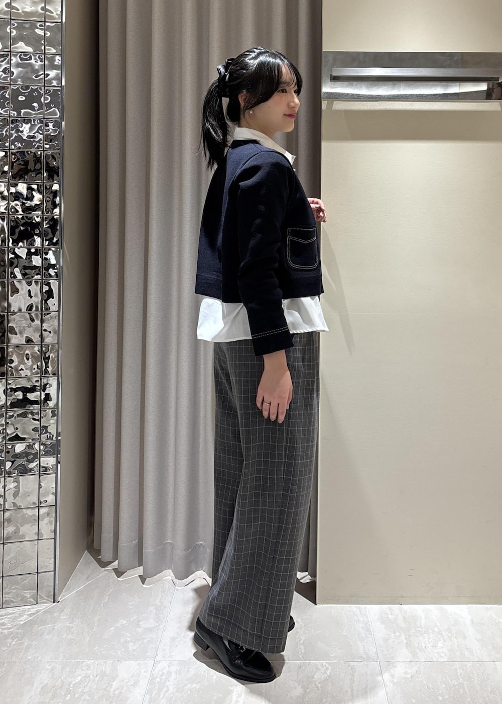 グレー系のその他パンツ、ホワイト系のショルダーバッグ、ブラック系のローファーを着用したレディースの冬コーディネートの5枚目の写真