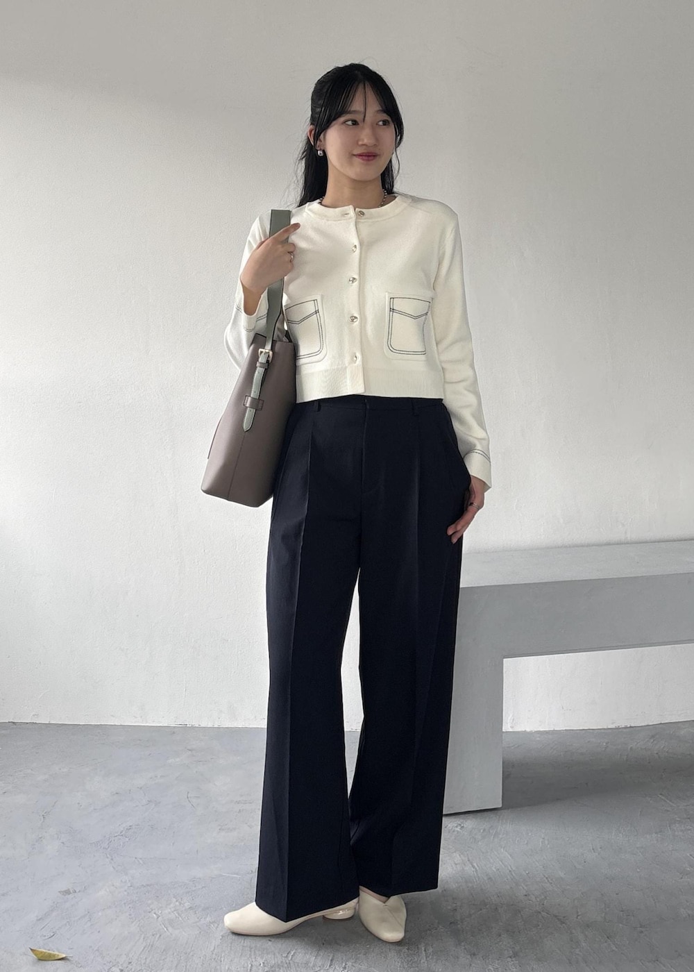 ブルー系のその他パンツ、ホワイト系のカーディガン/ボレロを着用したレディースの冬コーディネートの10枚目の写真