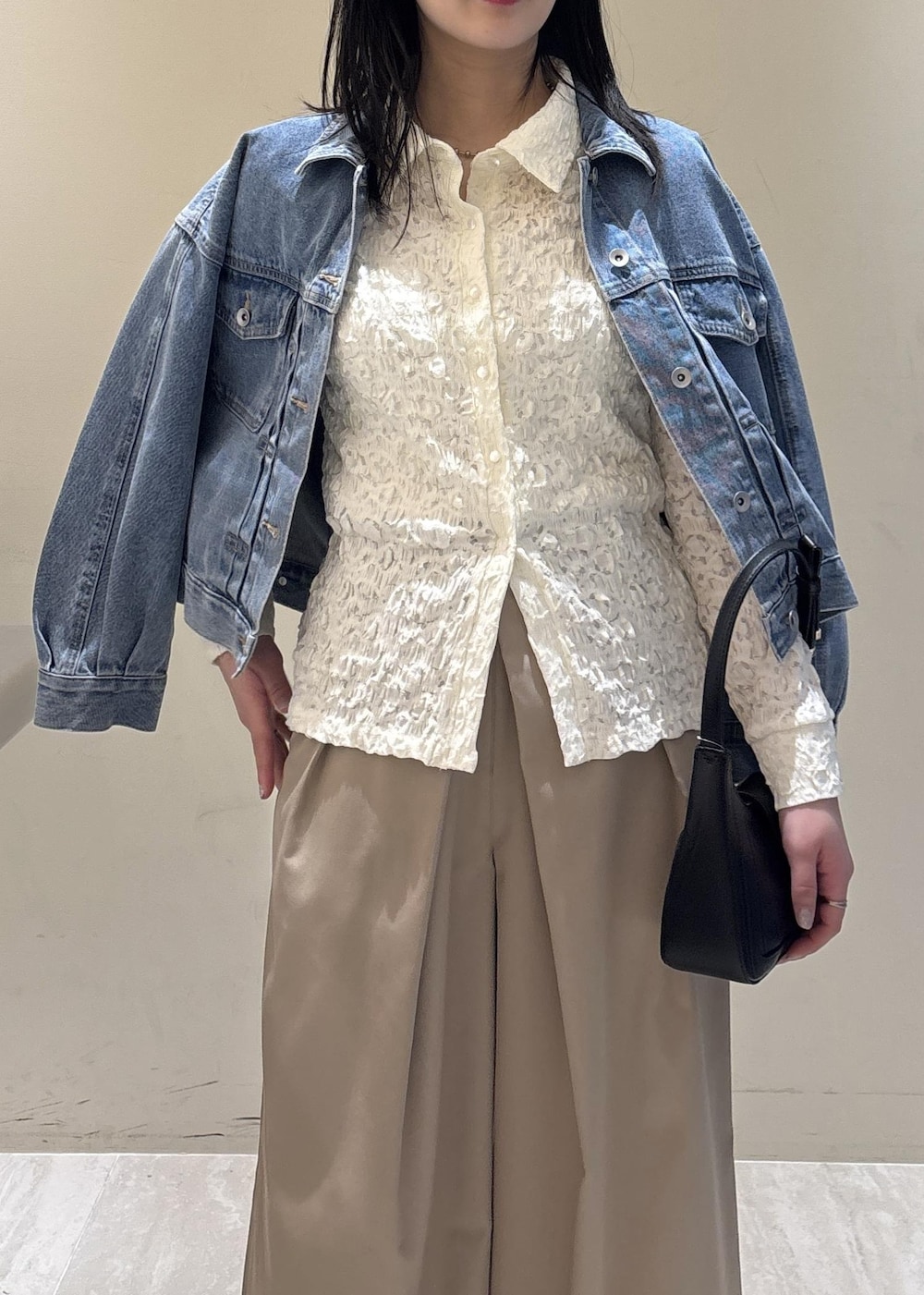 ブラック系のショルダーバッグ、ブラック系のローファー、ホワイト系のシャツ/ブラウスを着用したレディースの冬コーディネートの6枚目の写真